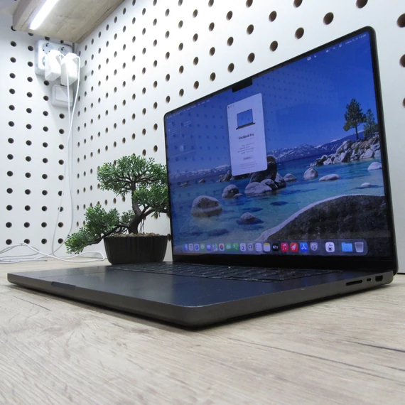 Apple MacBook Pro 16 M3 Pro (2023) 18GB/500GB megkímélt 93% akku 224 ciklus