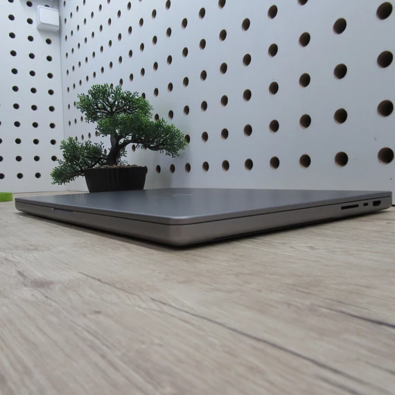 Apple MacBook Pro 16 M1 Pro (2021) 16GB/512GB karcmentes 81% akku 450 ciklus