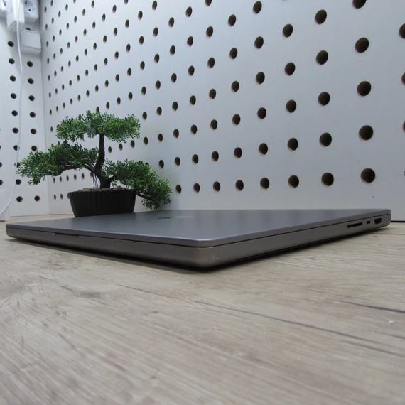 Apple MacBook Pro 16 M1 Pro (2021) 16GB/512GB megkímélt 87% akku 300 ciklus