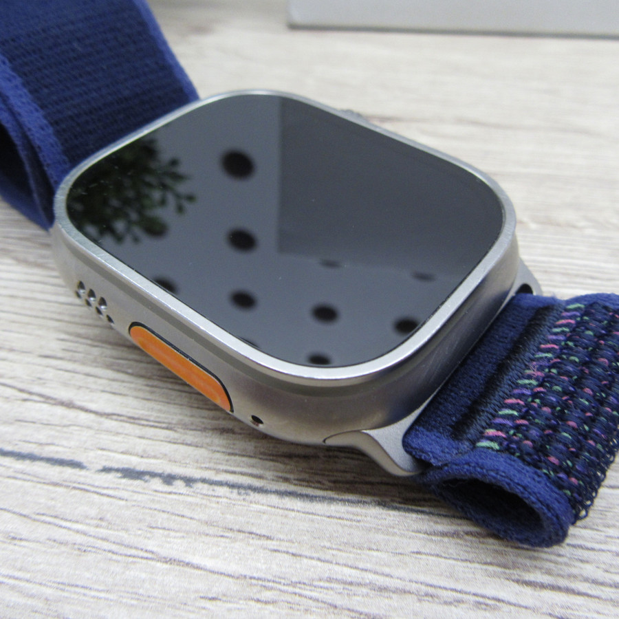 Apple Watch Ultra 2 49 mm titán, zafír üveg, 88% akku, megkímélt, 1 év garancia (A)