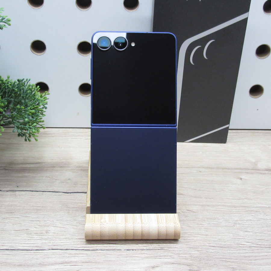 Samsung Galaxy Z Flip 7 256GB Blue Shadow – Megkímélt állapot – 93% akkumulátor